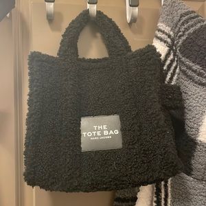 The tote bag by Marc Jacobs. Black. Mid-sized bag.